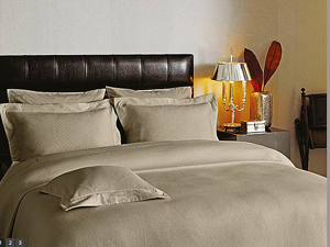 Cuvertura de pat matlasata Larkin Dark Brown