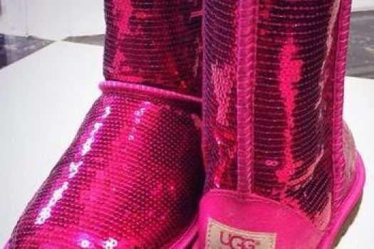Cizmele tip UGG cu blanita iti vor tine de cald iarna aceasta