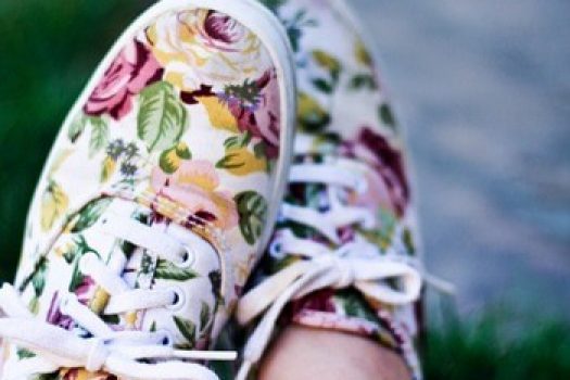 Tenisi dama ieftini, cele mai frumoase 20 de modele inflorate online!