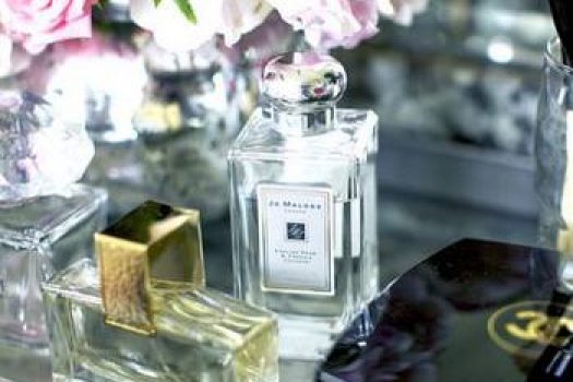 Ce parfumuri dama originale sub 150 lei gasesti online?