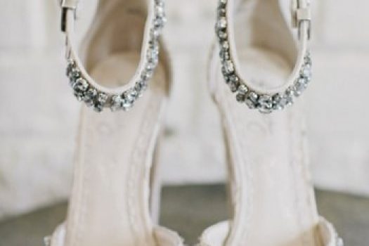 Sandale albe cu toc si platforma pentru miresele verii 2025