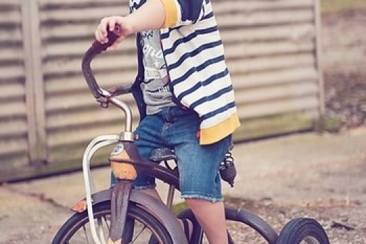 Cadouri de 1 Iunie ߩ biciclete pentru copii ieftine, modele cu roti ajutatoare Disney, Cars, Hello Kitty si Barbie