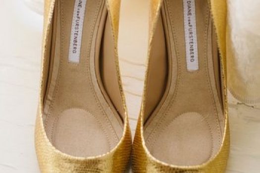 Pantofii cu toc aurii, perfecti pentru rochiile elegante de zi si de seara