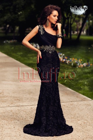 Rochie stil sirena broderie neagra pe un umar