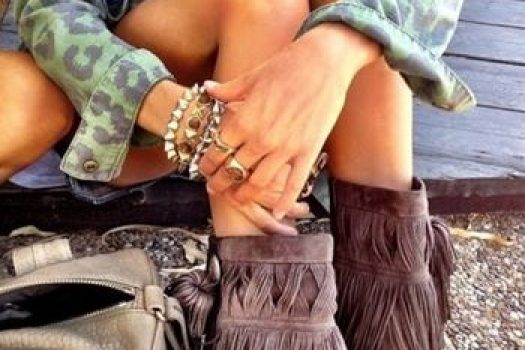 Botinele cu franjuri din piele intoarsa sunt vedetele toamnei 2025! Vezi care sunt cele mai apreciate modele cu toc!