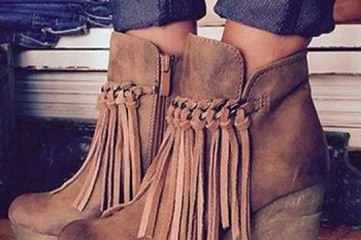 Ghetele si botinele de dama cu franjuri sunt must have in sezonul rece ߩ vezi cele mai ieftine modele!