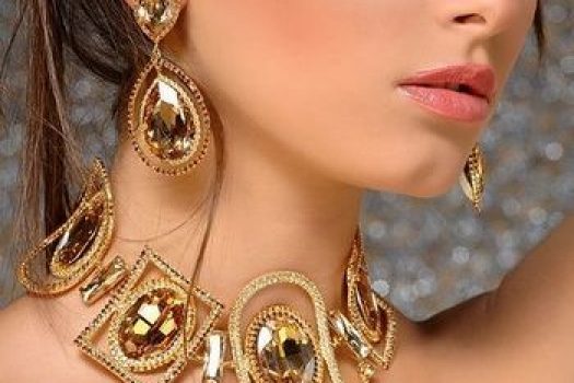 Coliere aurii pentru rochiile de Revelion 2025