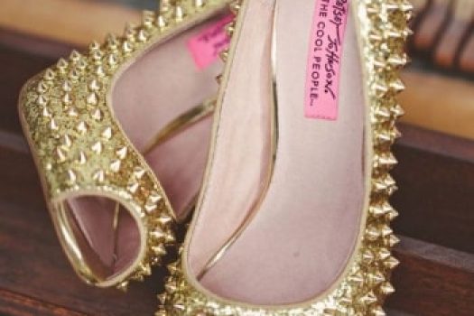 Pantofi eleganti cu toc inalt care se potrivesc cu rochiile de club pentru Revelion 2025