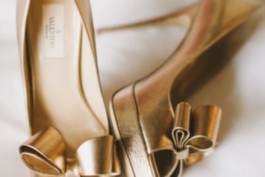 Pantofi aurii cu toc inalt pentru tinutele elegante din 2025