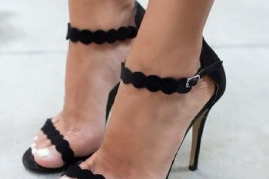 Sandale de ocazie negre pe care le poti asorta usor cu orice tinuta eleganta