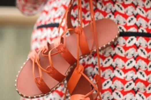 Sandale cu talpa joasa pentru tinutele de vara fashion din 2025