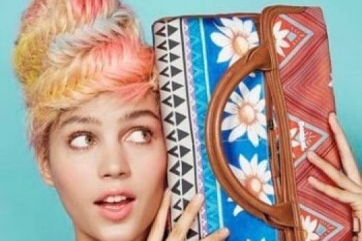 Genti si posete de dama Desigual ߩ vezi de unde poti comanda online modele din colectia 2025!