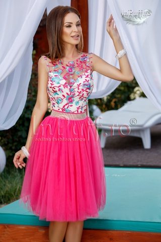 Rochie trei sferturi broderie colorata si tul fucsia