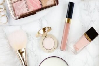 Produse cosmetice care nu ar trebui sa-ti lipseasca niciodata din geanta