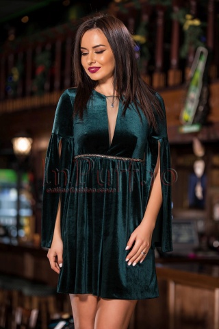 Rochie verde smarald din catifea cu accente romantice