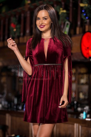 Rochie visinie din catifea cu accente romantice