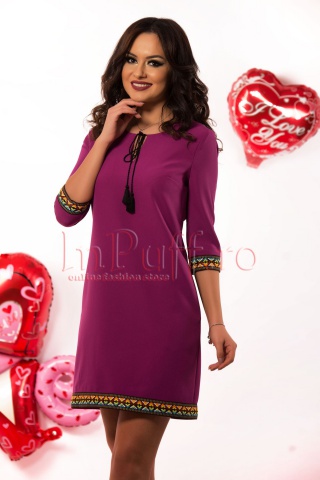Rochie lejera fuchsia accesorizata cu broderie colorata
