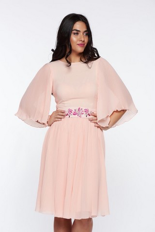 Rochie StarShinerS piersica de ocazie din voal plisata accesorizata cu cordon brodata