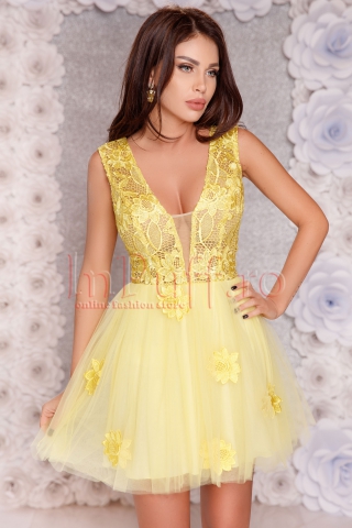 Rochie Atmosphere baby-doll galbena cu tul si broderie