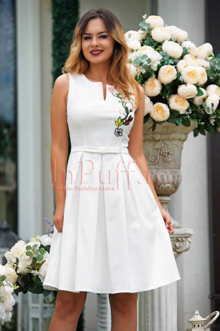 Rochie Effect eleganta alba cu broderie florala si funda in talie