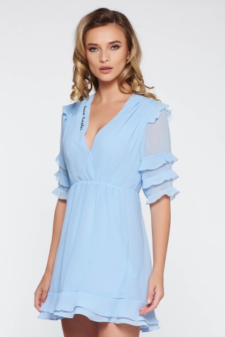 Rochie albastra-deschis de zi in clos din material vaporos si transparent captusita pe interior cu decolteu in v