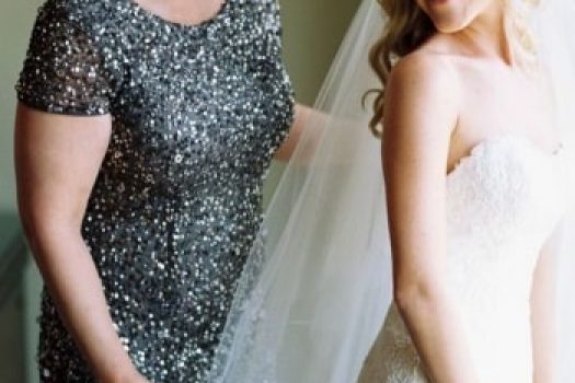 Cele mai frumoase rochii elegante de soacra pentru nunta 2025