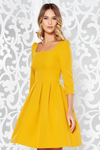 Rochie mustarie eleganta in clos din material usor elastic cu maneci trei-sferturi
