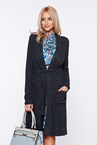 Cardigan PrettyGirl gri-inchis tricotat din material pufos accesorizat cu cordon