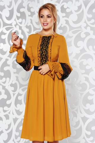 Rochie LaDonna mustarie eleganta in clos din voal cu aplicatii de dantela accesorizata cu cordon