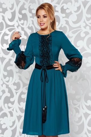 Rochie LaDonna verde-inchis eleganta in clos din voal cu aplicatii de dantela accesorizata cu cordon
