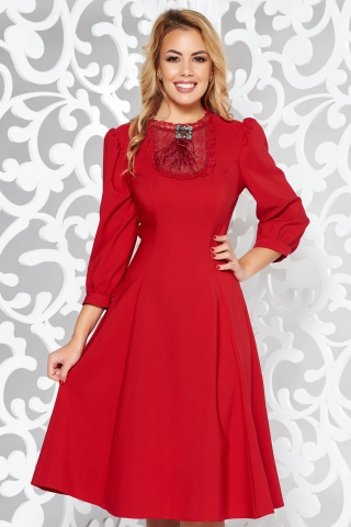 Rochie LaDonna rosie eleganta in clos din stofa subtire usor elastica cu aplicatii de dantela si maneci bufante
