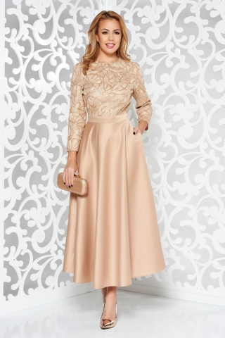 Rochie aurie de ocazie in clos din material satinat captusita pe interior cu aplicatii cu paiete
