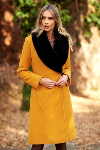 Palton LaDonna mustariu elegant din lana captusit pe interior cu un croi cambrat cu guler din blana