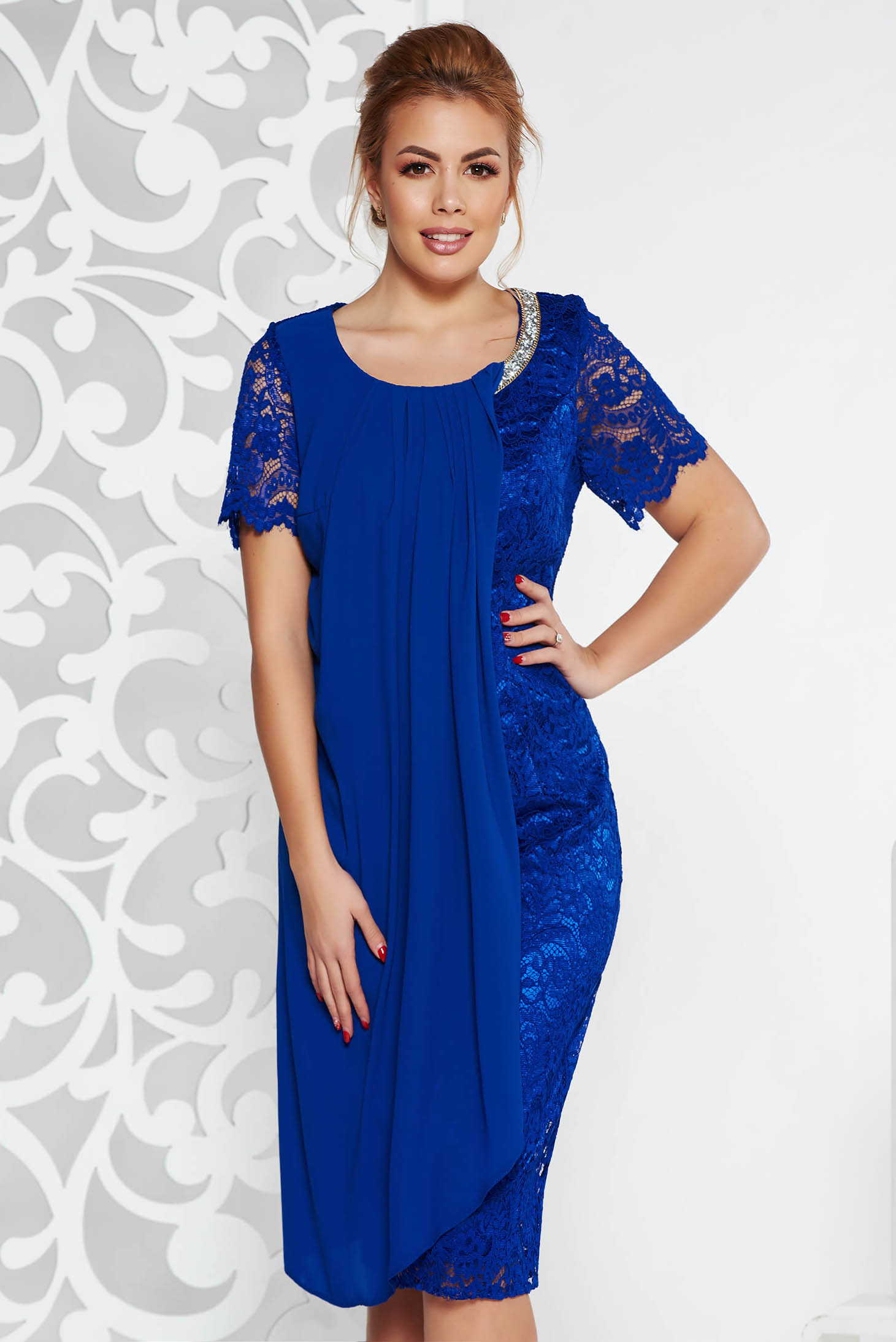 Rochie albastra de ocazie tip creion din dantela captusita pe interior cu aplicatii stralucitoare suprapunere cu voal