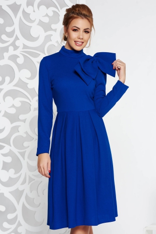 Rochie albastra eleganta in clos din material usor elastic accesorizata cu o fundita