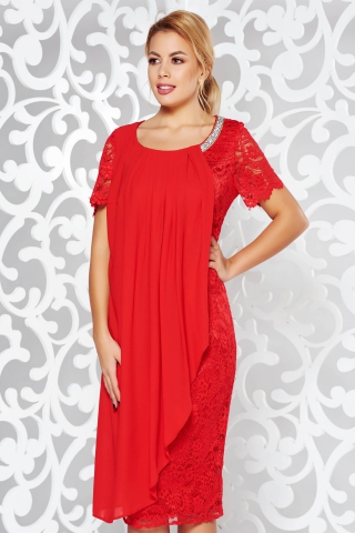 Rochie rosie de ocazie tip creion din dantela captusita pe interior cu aplicatii stralucitoare suprapunere cu voal