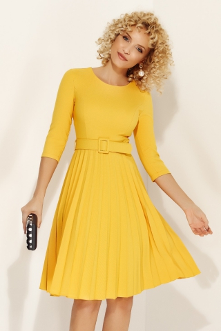 Rochie Fofy galbena eleganta in clos din material plisat cu accesoriu tip curea