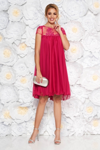Rochie Artista fuchsia de ocazie cu croi larg din voal captusita pe interior cu insertii de broderie