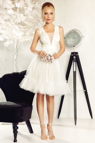 Rochie Fofy alba de ocazie in clos din tul cu aplicatii florale cu efect 3d