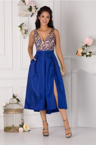 Rochie Moze albastra cu broderie florala in zona bustului