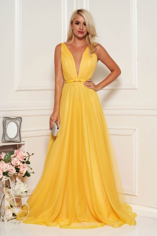 Rochie Ana Radu galbena de lux cu decolteu adanc din tul captusita pe interior accesorizata cu cordon