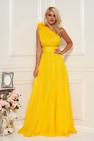 Rochie Ana Radu galbena de lux in clos din voal pe umar accesorizata cu cordon si aplicatii florale