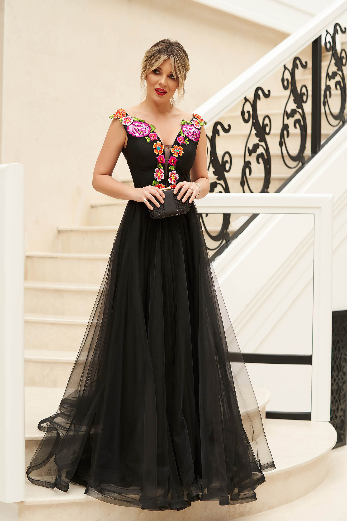 Rochie StarShinerS neagra lunga in clos din tul cu broderie aplicata manual
