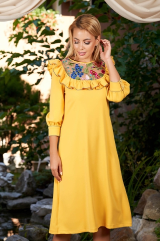 Rochie LaDonna galbena eleganta in clos brodata din stofa subtire usor elastica captusita pe interior si accesorizata cu cordon