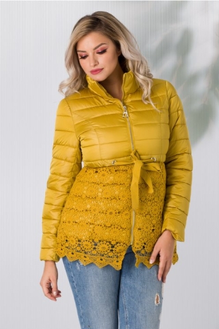 Geaca Mira galbena accesorizata cu broderie florala