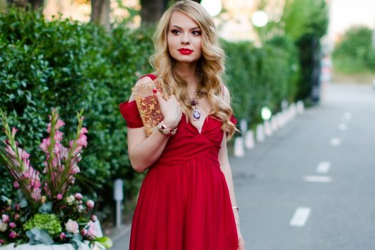Te invita in oras de Valentineߩs Day? 12 rochii rosii elegante pentru Ziua Indragostitilor