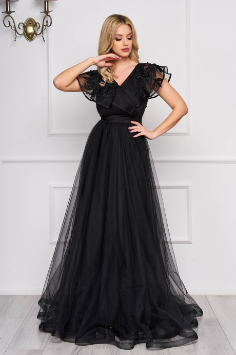 Rochie StarShinerS neagra lunga de ocazie din tul cu decolteu in v volanase pe linia decolteului