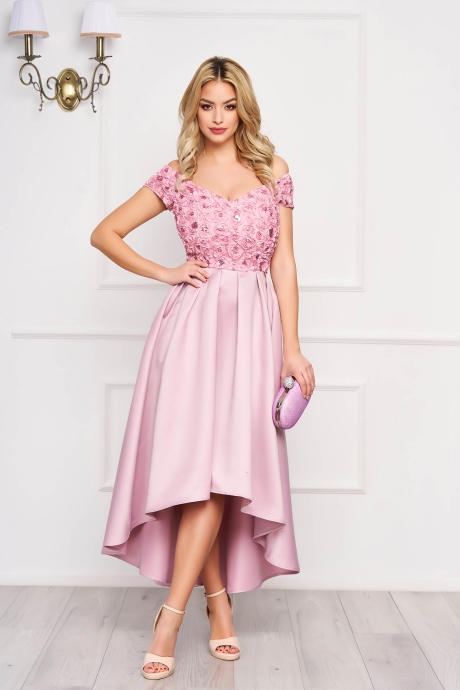 Rochie StarShinerS roz prafuit asimetrica de ocazie din satin cu umeri goi si aplicatii cu paiete