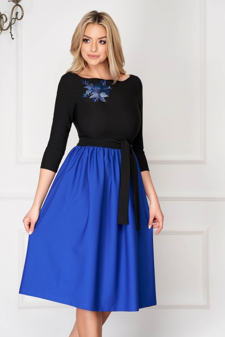 Rochie StarShinerS albastra midi de ocazie in clos din stofa cu maneci trei-sferturi si broderie florala