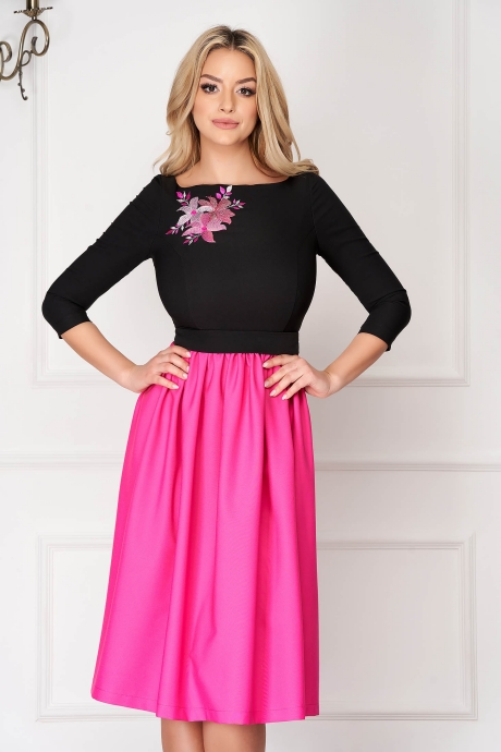 Rochie StarShinerS fuchsia midi de ocazie in clos din stofa cu maneci trei-sferturi si broderie florala
